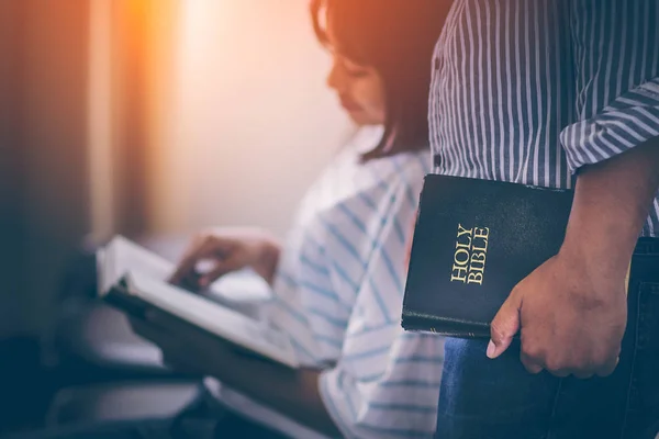 Oudere Mannen Permanent Aanbevelingen Delen Van Het Evangelie Bijbel Aan — Stockfoto