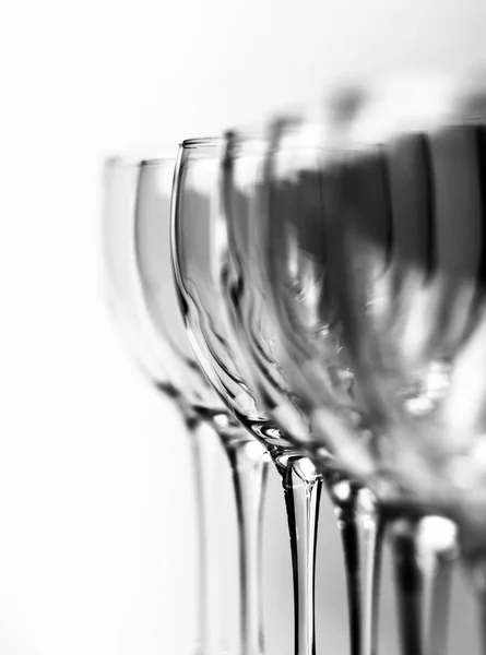 beyaz bir arka plan üzerinde üst üste gözlük