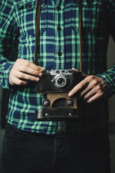 Retro kameralı adam.