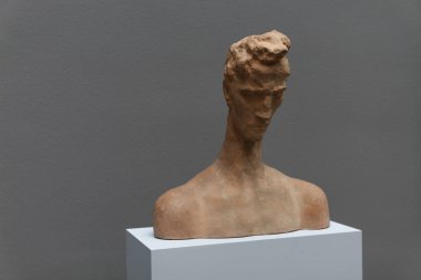 Müzedeki bir adamın heykeli.