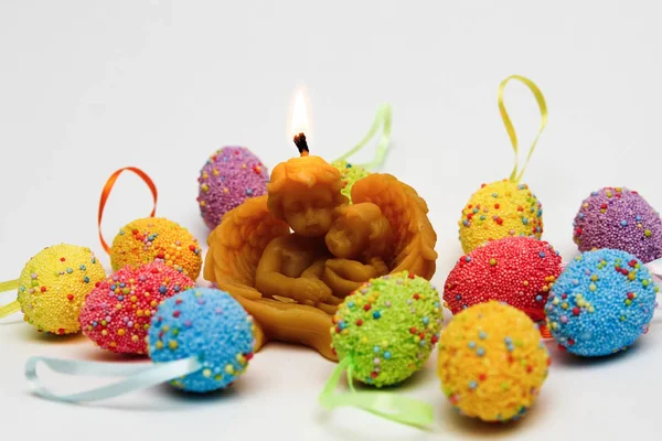 Beyaz arkaplanda paskalya yumurtaları