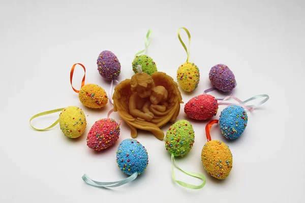 Beyaz arkaplanda paskalya yumurtaları