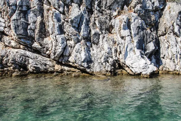 Denizin kayalık kıyıları