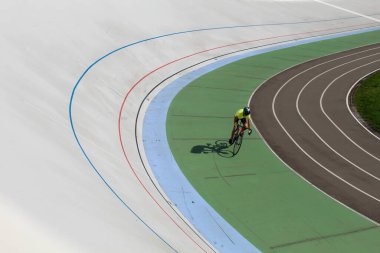 Yarış pistindeki adam.