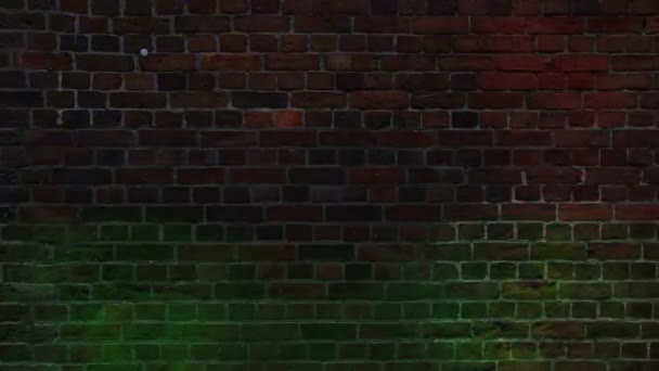 カラフルなライト コピースペースと空のレンガの壁 レンガの壁の質感の背景に輝く照明効果 — ストック動画