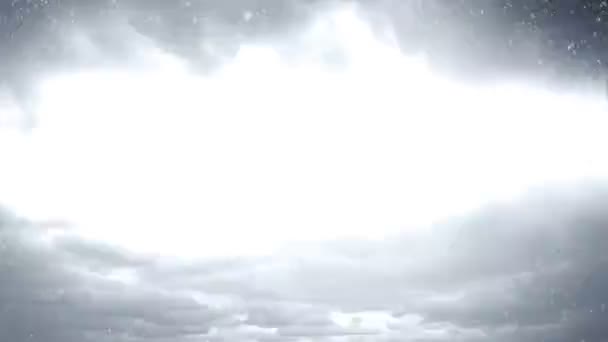 这段视频剪辑的特点是一场猛烈的雷雨天空背景和飘落的雪 — 图库视频影像