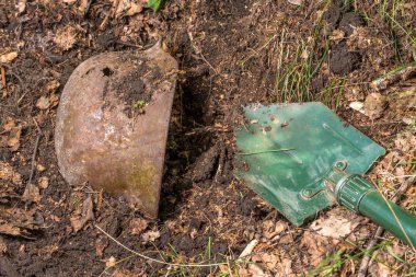 Kazı ormanın içinde. Alman kask. Taklit. WW2 kurtarma. Rusya.
