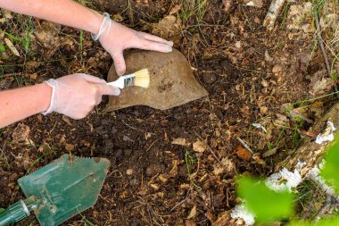 Kazı ormanın içinde. Alman kask. Taklit. WW2 kurtarma. Rusya.