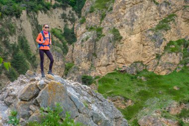  Dağlarda sırt çantalı bir kız..