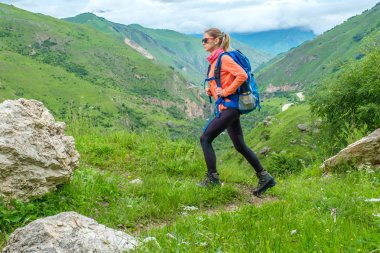 Dağlarda bir sırt çantası ile kız. Dağ vadi panorama