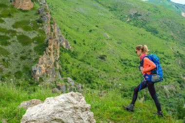 Dağlarda bir sırt çantası ile kız. Dağ vadi panorama