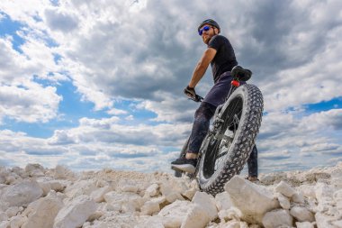 Bir ormandaki bir bisikletçi eğitim. Şişman bisikletle acımasız bir adam.