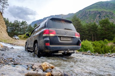 Caucasus, Kabardey-çatışmalar işgalciler, Rusya-19 Haziran 2018: off-road Toyota Land Cruiser 200 test 06.19.2018 Kafkasya'da.