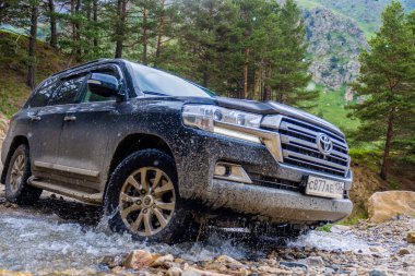 Caucasus, Kabardey-çatışmalar işgalciler, Rusya-19 Haziran 2018: off-road Toyota Land Cruiser 200 test 06.19.2018 Kafkasya'da.