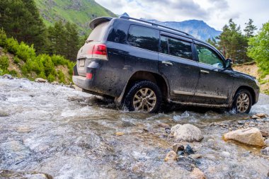 Caucasus, Kabardey-çatışmalar işgalciler, Rusya-19 Haziran 2018: off-road Toyota Land Cruiser 200 test 06.19.2018 Kafkasya'da.