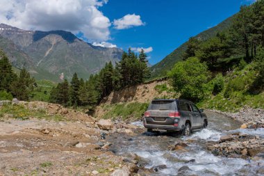 Caucasus, Kabardey-çatışmalar işgalciler, Rusya-19 Haziran 2018: off-road Toyota Land Cruiser 200 test 06.19.2018 Kafkasya'da.