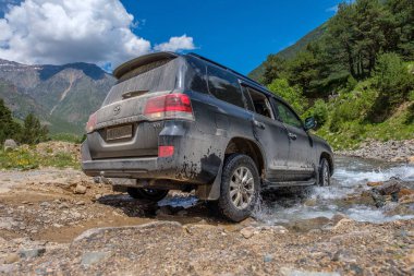 Caucasus, Kabardey-çatışmalar işgalciler, Rusya-19 Haziran 2018: off-road Toyota Land Cruiser 200 test 06.19.2018 Kafkasya'da.