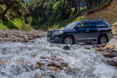 Caucasus, Kabardey-çatışmalar işgalciler, Rusya-19 Haziran 2018: off-road Toyota Land Cruiser 200 test 06.19.2018 Kafkasya'da.