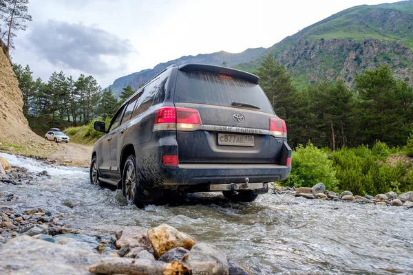 Caucasus, Kabardey-çatışmalar işgalciler, Rusya-19 Haziran 2018: off-road Toyota Land Cruiser 200 test 06.19.2018 Kafkasya'da.