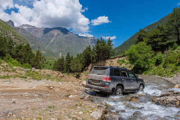 Caucasus, Kabardey-çatışmalar işgalciler, Rusya-19 Haziran 2018: off-road Toyota Land Cruiser 200 test 06.19.2018 Kafkasya'da.