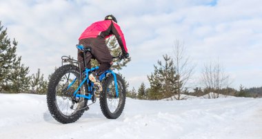 Şişman motorcu kış aylarında kar onun bisiklet sürme. Şişman Bisiklet.