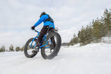 Şişman motorcu kış aylarında kar onun bisiklet sürme. Şişman Bisiklet.