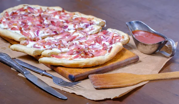 Elsässer Flammkuchen Mit Speck Und Zwiebeln Auf Dunklem Tisch — Stockfoto