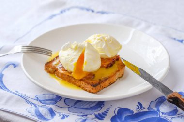 Pastırma lı Yumurta Benedict. Klasik kahvaltı.