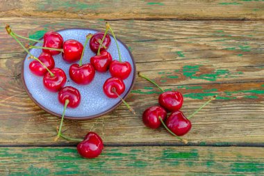 Masada tatlı kiraz var. Yukarıdan görüntüle.