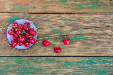 Masada tatlı kiraz var. Yukarıdan görüntüle.