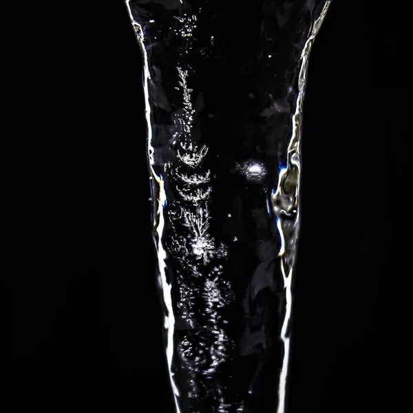 Siyah Arka Plan Üzerinde Buz Sarkıtlarında Hava Kabarcıkları Yakın — Stok fotoğraf