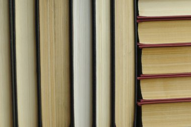 Eski yığılmış kitapların kapatılması