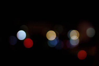 Siyah arka plan üzerinde renkli soyut bokeh 