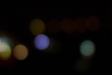 Siyah arka plan üzerinde renkli soyut bokeh 