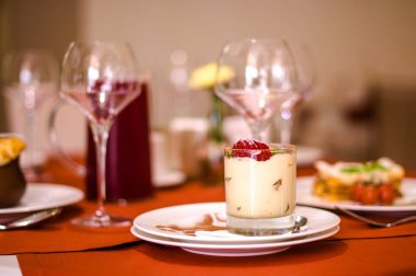 Yemek masasında çilek ile lezzetli tatlı