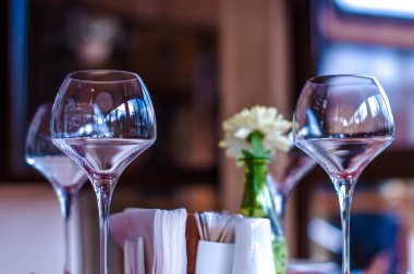 Yemek masasında zarif şarap bardakları