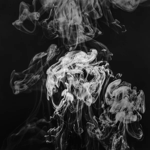黑色背景上的烟雾黑白照片 — 图库照片