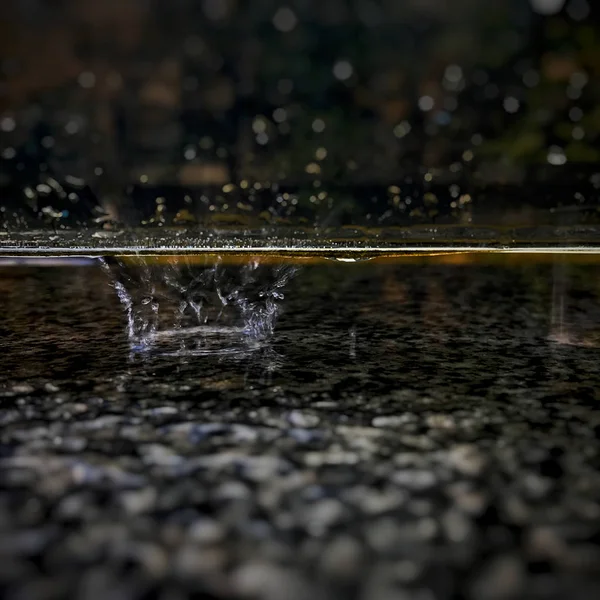 Fechar Gota Chuva Espirrando Pavimento — Fotografia de Stock