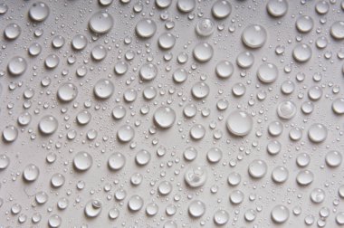 Su damlaları, beyaz bir arka plan üzerinde farklı boyutlarda