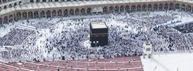 Dua ve tavaf - circumambulation - Müslümanlar etrafında Alkaaba Mekke, Suudi Arabistan, hava üst görünümünde