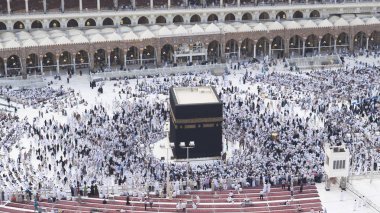 Dua ve tavaf - circumambulation - Müslümanlar etrafında Alkaaba Mekke, Suudi Arabistan, hava üst görünümünde