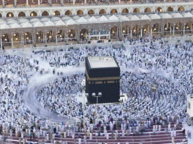 Dua ve tavaf - circumambulation - Müslümanlar etrafında Alkaaba Mekke, Suudi Arabistan, hava üst görünümünde