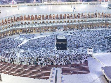 Müslümanlar dua Alkaaba Mekke, Suudi Arabistan, hava görünümünde çevresinde