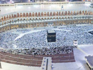 Müslümanlar dua Alkaaba Mekke, Suudi Arabistan, hava görünümünde çevresinde