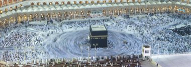 Dua ve tavaf - circumambulation - Müslümanlar etrafında Alkaaba Mekke, Suudi Arabistan, hava üst görünümünde