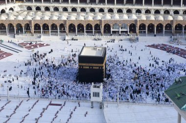 Dua ve Müslümanlar Mekke, Suudi Arabistan, hava üst görünümünde Alkaaba etrafında tavaf
