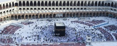 Dua ve Müslümanlar Mekke, Suudi Arabistan, hava üst görünümünde Alkaaba etrafında tavaf