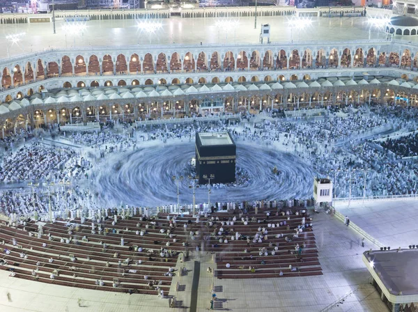 祈りと Tawaf メッカ サウジアラビア航空トップ ビューでイスラム教徒の周り Alkaaba — ストック写真