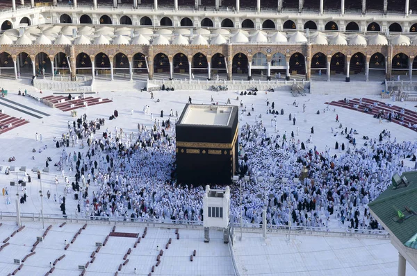 沙特阿拉伯麦加 Alkaaba 周围穆斯林的祈祷和辞别空中俯视图 — 图库照片