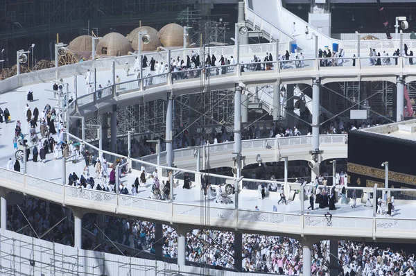 Peregrinos Tawaf Alrededor Kaaba Mientras Las Obras Construcción Están Sucediendo — Foto de Stock